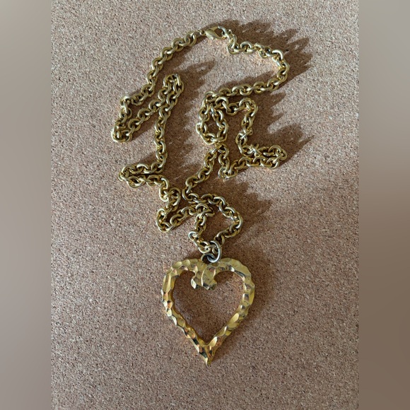 HEART OF GOLD. Hammered goldtone heart on goldtone link chain - Picture 9 of 11